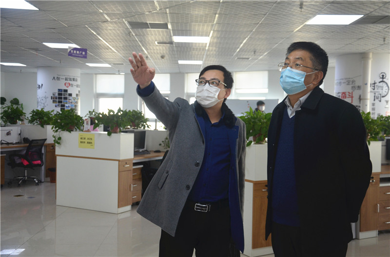 中共安陽(yáng)市委統(tǒng)戰(zhàn)部副部長(zhǎng)、市工商聯(lián)黨組書記郭洪俠一行調(diào)研安陽(yáng)青峰防疫工作和復(fù)工復(fù)產(chǎn)情況